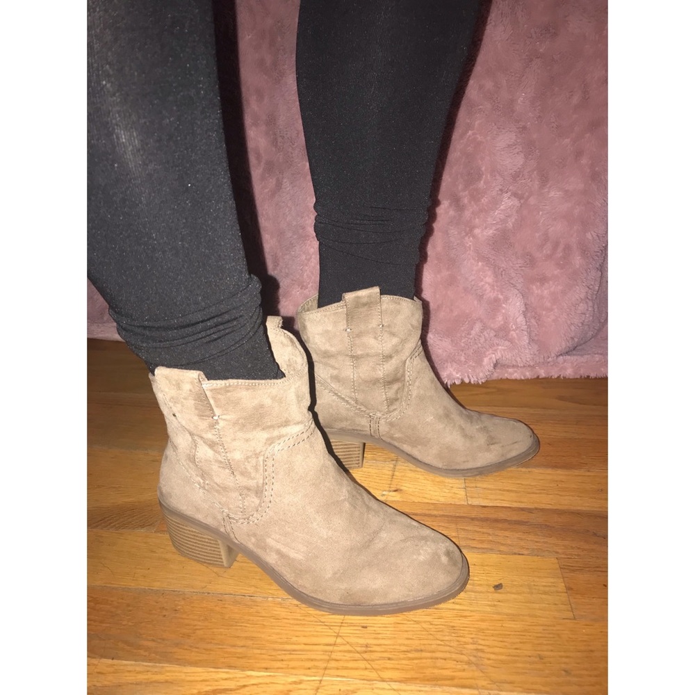 Women’s Marona size 6.5 suede ankle booties